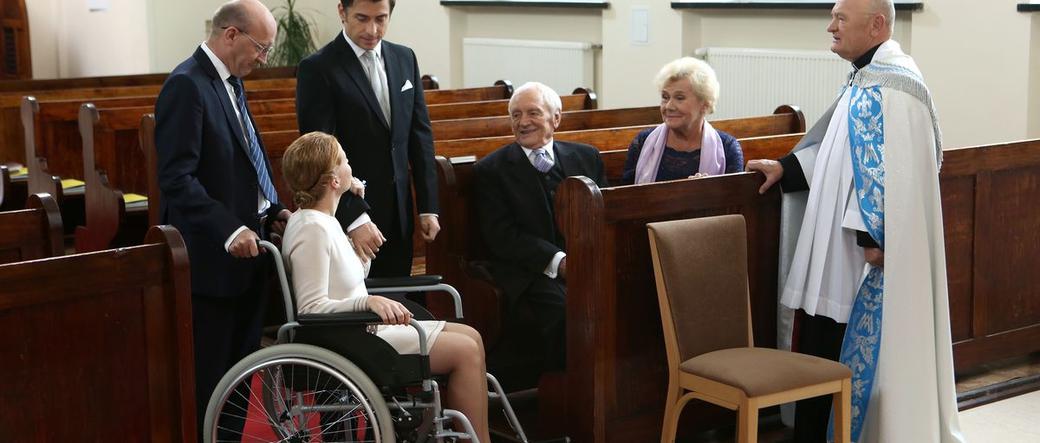 M jak miłość odc. 1111. Ewa (Dominika Kluźniak), Marek (Kacper Kuszewski), Jerzy Kolęda (Artur Barciś), ksiądz (Maciej Damięcki), Barbara (Teresa Lipowska), Lucjan (Witold Pyrkosz)