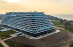 Hotel Gołębiewski w Pobierowie przypomina z daleka ogromny okręt pasażerski