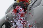Sypał konfetti na głowę ministra, dostał nagrodę