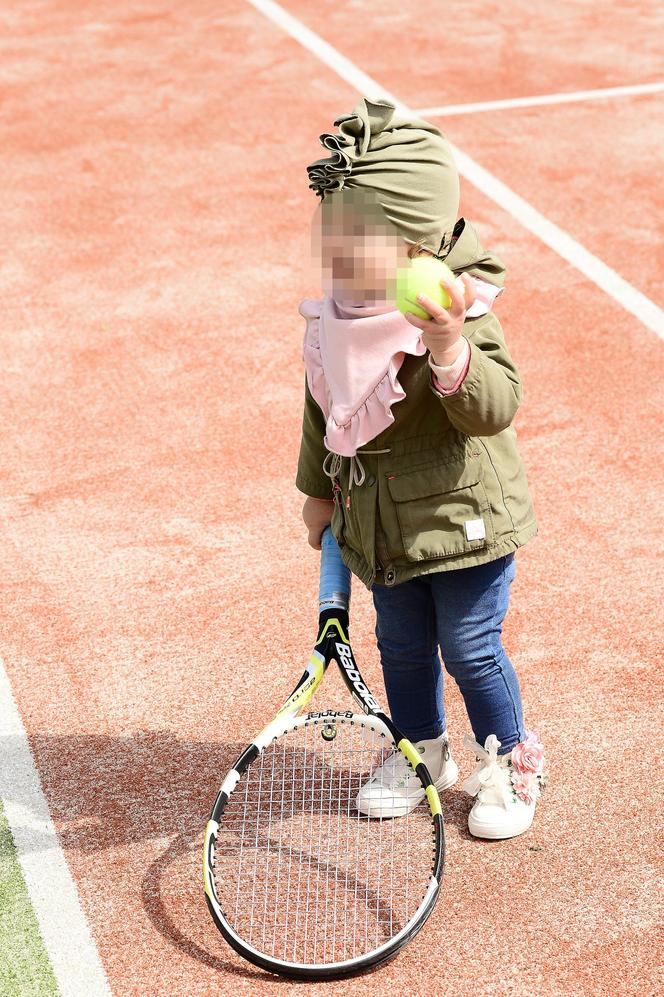 Laura Strasburger uczy się grać w tenisa