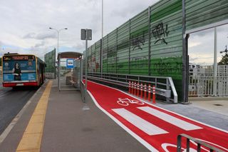 Na warszawskim Gocławku połączono przystanki autobusowe z peronem kolejowym