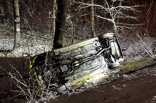 Dramat na DW632 pod Legionowem. Karetka spadła ze skarpy i uderzyła w drzewo