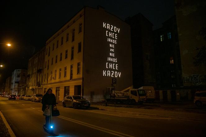 „Każdy chce jakoś nie żyć”. Nowy artystyczny neon w Łodzi