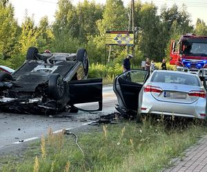 Potworna czołówka pod Legionowem. Roztrzaskane auto dachowało, są ranni