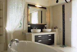 Kremowa łazienka z wanną w stylu glamour