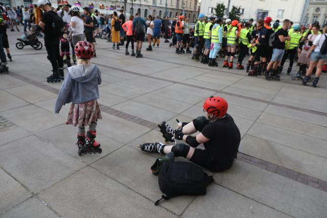 Uczestnicy Warszawa Nightskating 2023