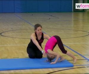 Jak zrobić przewrót w przód i w tył - nauka fikołka krok po kroku