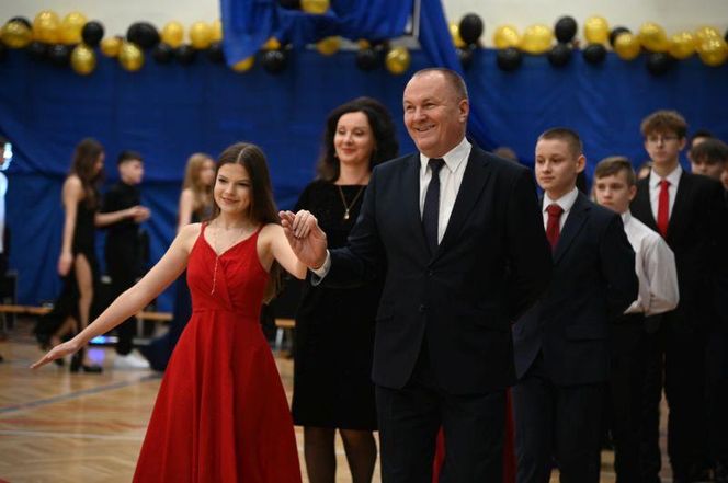 Nie tylko maturzyści tańczą poloneza. Bal ósmoklasistów ze Szkoły Podstawowej nr 3 w Świdniku