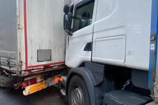 Zderzenie trzech ciężarówek i dostawczaka na DK 10! Droga zablokowana na kilka godzin 