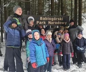 Spłonął autobus 15-osobowej rodziny zastępczej z Zabrza. Jest szczęśliwy finał