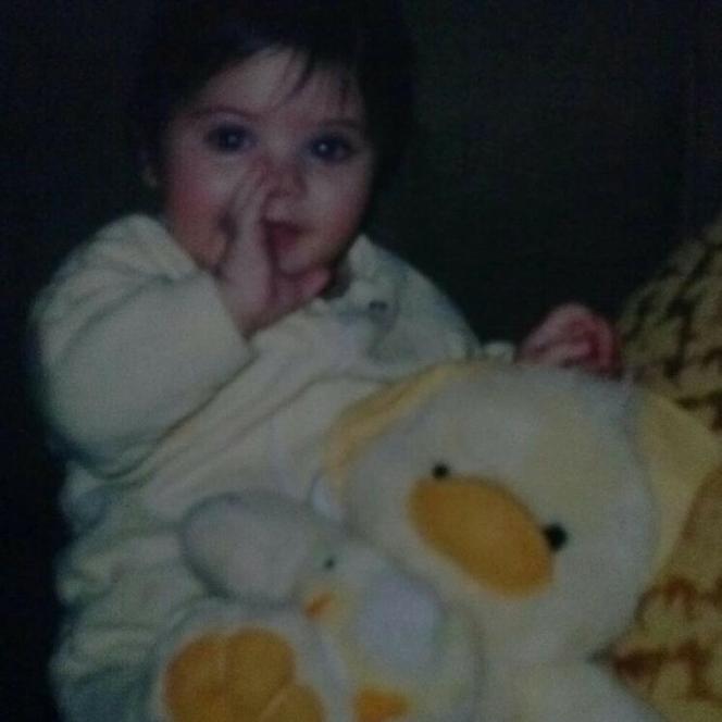  Ta dziewczyna myśli, że jest kotem. Ma 72 kolczyki, zmodyfikowaną twarz i rozszczepiony język. Szokujące zdjęcia! 