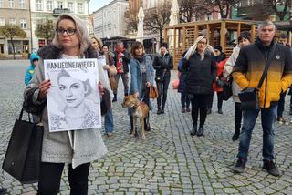 Znicze, minuta ciszy. #AniJednejWięcej w Lesznie