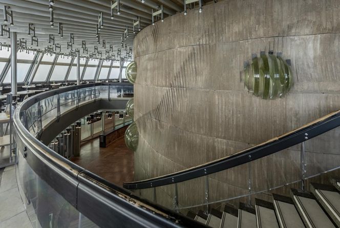 Hotel i nadajnik telewizyjny na górze Ještěd (Czechy, dawna Czechosłowacja)