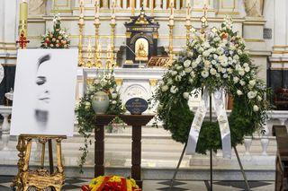 Fani i artyści żegnają Joannę Kołaczkowską. Pogrzeb artystki na Powązkach [ZDJĘCIA]