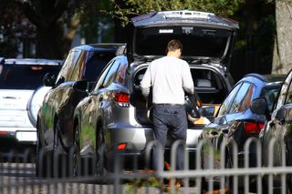 K. Tusk z mężem przenoszą rzeczy z lexusa do innego auta: Córka oddała ojcu samochód