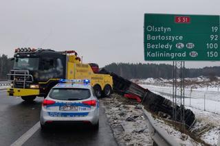 Zablokowana S51 w kierunku Olsztyna. Policjanci kierują na objazdy