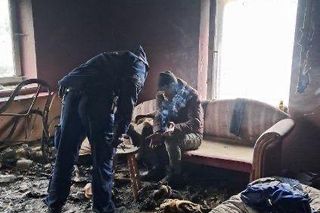 Bezdomny w Smolnie. Pomogli mu policjanci Komendy Powiatowej Policji w Pucku