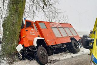 Strażacy wracali z wypadku, skończyli w szpitalu. Wóz wjechał w drzewo.