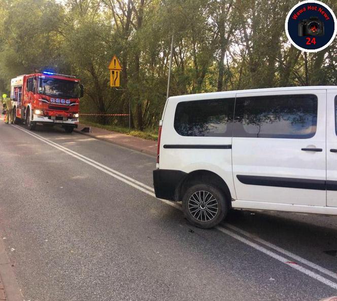 Trzy samochody zderzyły się w Nadarzynie. Dwóch kierowców trafiło do szpitala