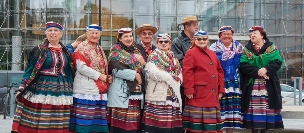 Setki osób na Placu Teatralnym stworzyły wizualizację Orła Białego