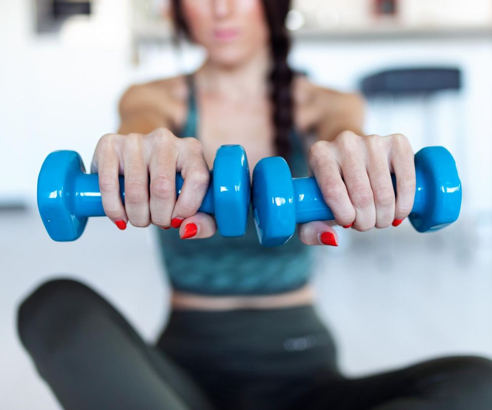 Wzmacnia mięśnie i serce. Ćwiczenie na biceps, które obniży ciśnienie krwi