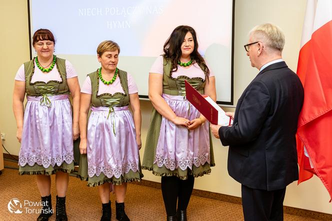 „Niech połączy nas hymn” - piękna, kolorowa premiera w siedzibie Starostwa Powiatowego