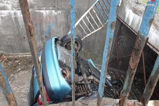 Przerażający wypadek w Dąbrowie Górniczej. Renault Clio dachowało w tunelu - WIDEO