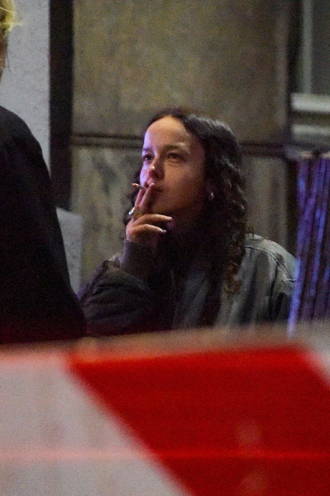 Monika Brodka winko papierosek i taksówka