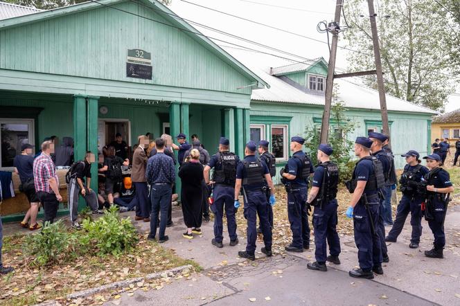 Chaos na Osiedlu Przyjaźń. Policja zatrzymała mieszkańca domku. „Wyciągnęli go siłą”