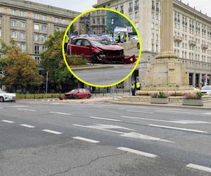 Pijany roztrzaskał się samochodem na pl. Konstytucji. To policjant stołecznej drogówki