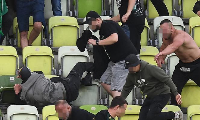 Lechia - Akademija. Ogromne zniszczenia na stadionie po burdzie! Bandyci sforsowali stadion... PARASOLEM