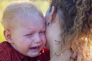 16-miesięczny chłopiec z rozciętym językiem po wypadku w żłobku. „Nadal leczy się logopedycznie”