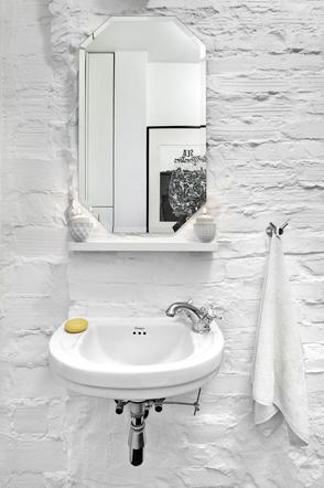 łazienka ze ścianą z cegły