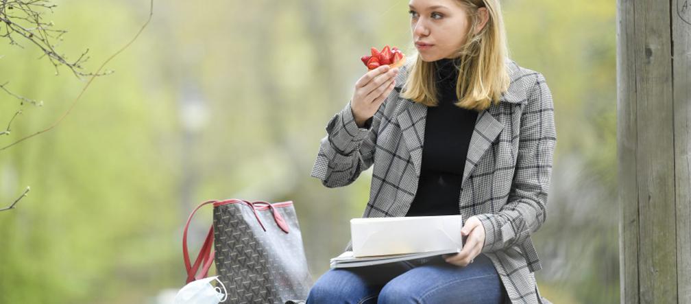 Gwiazda Przyjaciółek w parku bez maseczki. Wszystko przez głód