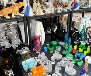 Wcisło buszuje na pchlim targu.