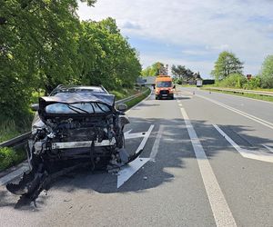 Peugeot i nissan roztrzaskane na drodze. Dramatyczny wypadek pod Sochaczewem 