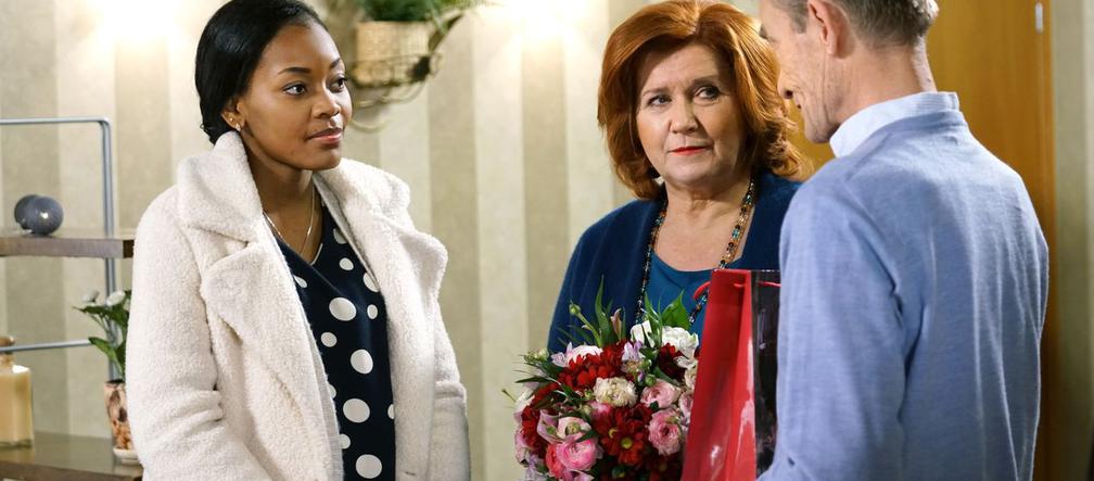 Barwy szczęścia, odc. 1860. Carina (Divine Kitenge-Martyńska), Waleria (Ewa Ziętek), Stefan (Krzysztof Kiersznowski)