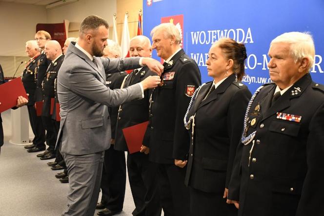 Wręczono odznaki Świętego Floriana i innne medale strażakom. Wśród zasłużonych wójt Gminy Iława