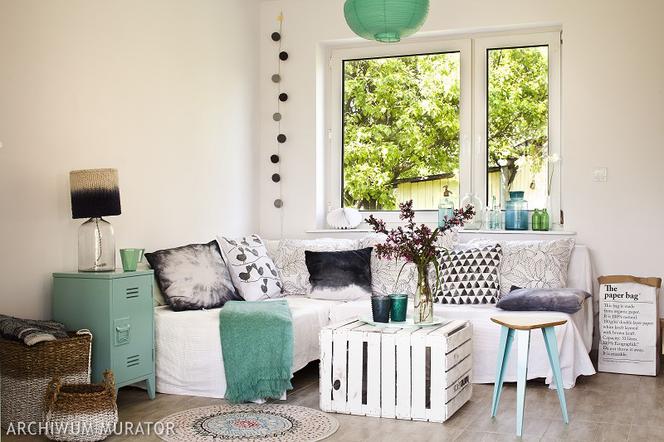 Biały salon z elementami w stylu boho