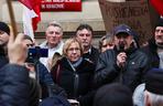 Kraków. Protest w obronie mediów publicznych. Barbara Nowak: „Zawszańcy nas sprzedali”, zgromadzeni: „Wolna Polska!”