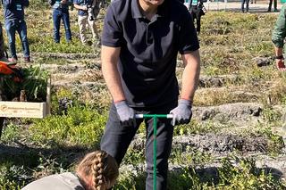 Pierwsza para sadzi drzewa