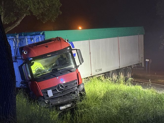 Toyota wjechała pod ciężarówkę. Dramatyczny wypadek pod Legionowem