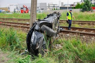 Dramat w Wielkopolsce. Samochód wjechał wprost pod pociąg