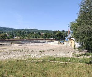 Stronie Śląskie niemal rok po powodzi. Jak wygląda dziś miejsce, gdzie pękła tama? 