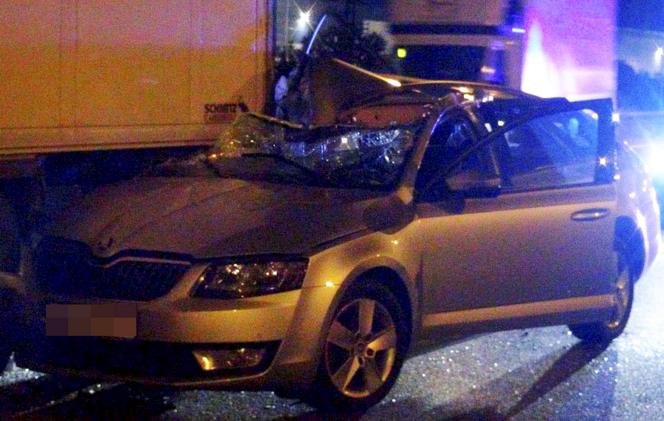 Wypadek na A2 pod Grodziskiem Mazowieckim. Skoda z rodziną z dziećmi wbiła się w tira