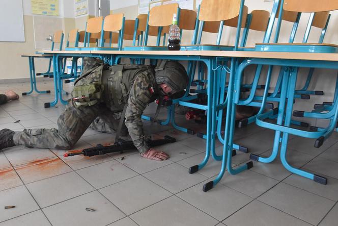 Efektowne ćwiczenia WOT w Czernikowie pod Toruniem. "Scenariusz zakładał atak przeciwnika na szkołę z kilkudziesięcioma uczniami"