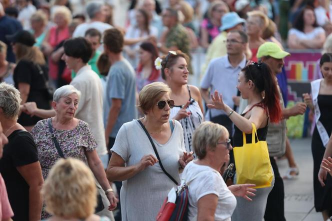 Potańcówka pod Teatrem Śląskim w Katowicach. Tłumy wręcz oszalały ZDJĘCIA