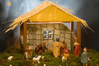 Dekoracje na święta Bożego Narodzenia: szopka ze słomianym dachem