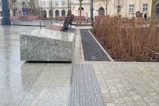 Linie na placu Wolności prowadzą niewidomych na ścianę
