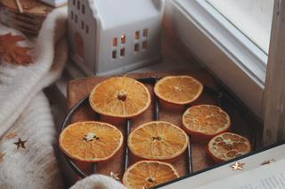 Hygge na święta. Jak świątecznie urządzić salon w stylu hygge? Oto nasze inspiracje